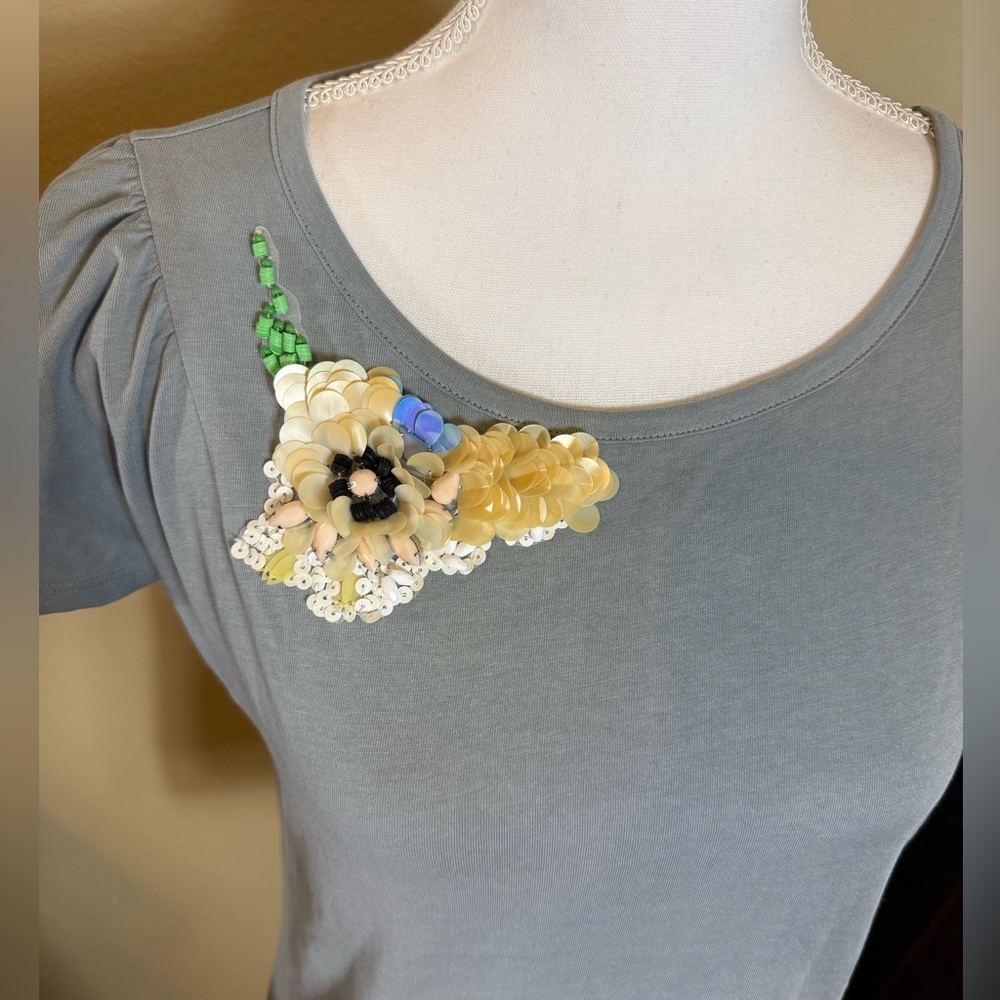 Eva Franco Anthropologie Gray Floral Embellished Women's Top size 8 ( medium ) - Picture 2 of 9